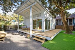 Comfy cottage near the beach with central AC, fast WiFi & yard - dog-friendly