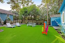 Comfy cottage near the beach with central AC, fast WiFi & yard - dog-friendly