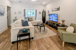 Dog-friendly townhouse with enclosed patio, outdoor dining, desk, W/D, & AC