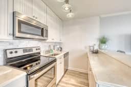 Oceanfront corner condo w/ spectacular view & shared pool/fishing pier