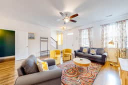 Snowbird-friendly townhouse with pool, tennis court, & central AC
