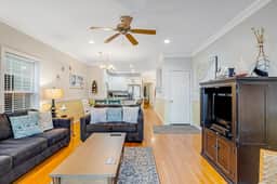 Townhouse with marsh & river views - access to crabbing dock & pool