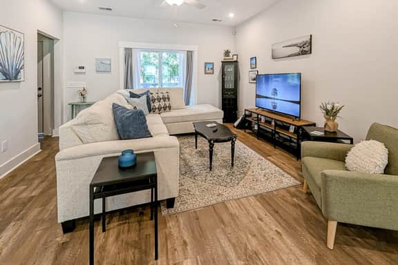 Dog-friendly townhouse with enclosed patio, outdoor dining, desk, W/D, & AC