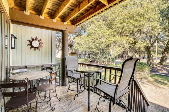 Five minute walk to beautiful beaches, golf course views, pet friendly