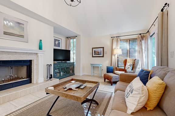 Gorgeous condo w/ shared tennis court & nearby playground