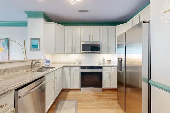 Second-level abode w/ ocean views, private balcony, shared pool