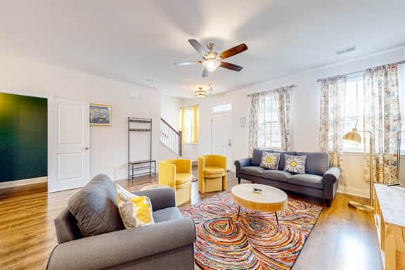 Snowbird-friendly townhouse with pool, tennis court, & central AC