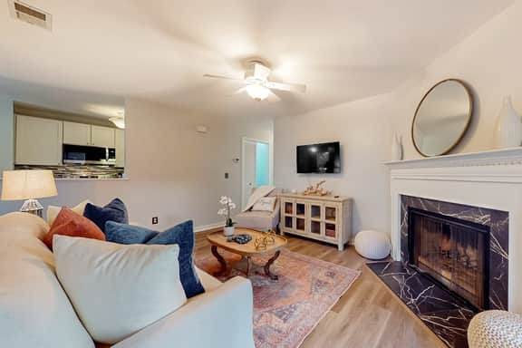 Stylish dog friendly, ground-floor getaway with pool, washer/dryer, & AC