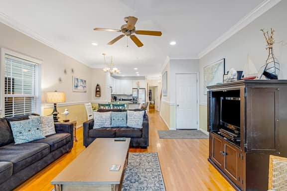 Townhouse with marsh & river views - access to crabbing dock & pool