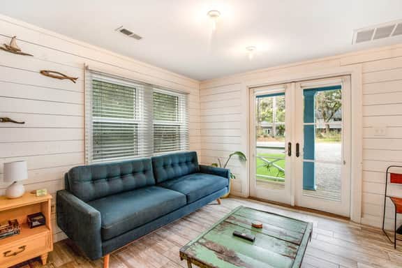 Trio of coastal cottages with private courtyard, full kitchens, & WiFi - dogs ok