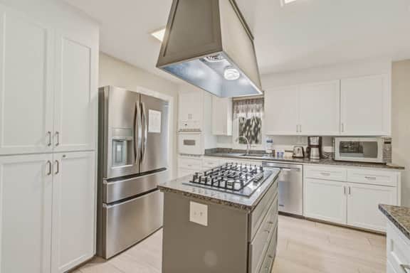 Shaded Lakeview Home with Deck & Screened Porch - Near Beach, Dogs OK
