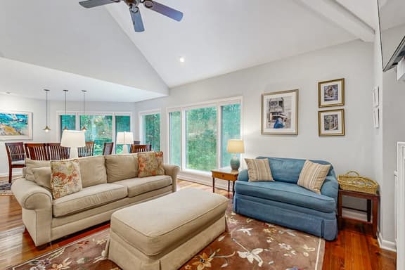 Bold villa with grill, outdoor shower & deck - by beach and Camp St. Christopher
