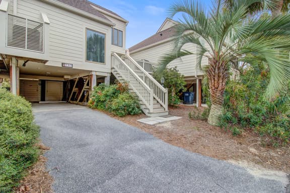 Bright villa with lagoon & fairway views - walk to the beach & golf