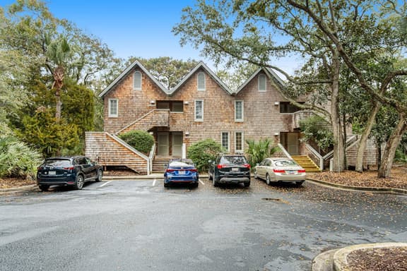 Charming condo with private beach access, on-site golf, high-speed WiFi & AC