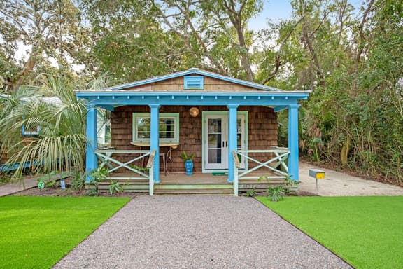 Coastal dog-friendly retreat near the beach with yard access and WiFi