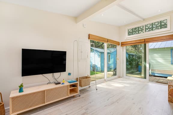 Comfy cottage near the beach with central AC, fast WiFi & yard - dog-friendly