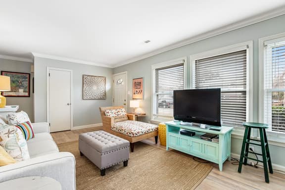 Darling, renovated home w/ beautiful backyard, W/D & WiFi - near beaches