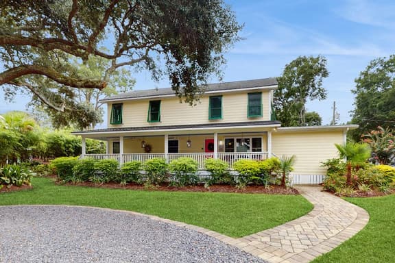 Old Village hideaway with covered porches, grill, alfresco dining & fenced yard