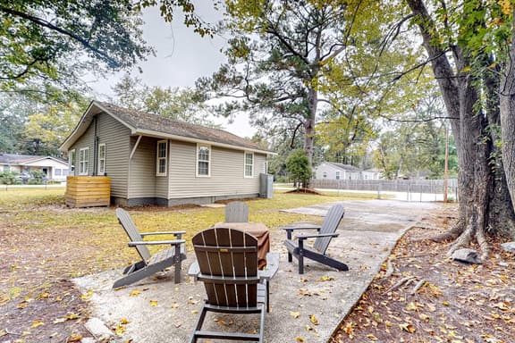Cozy, Well-Appointed Home Near Top Charleston Destinations w/Firepit