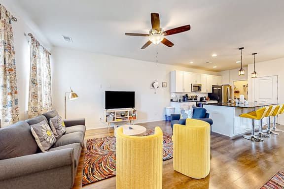 Snowbird-friendly townhouse with pool, tennis court, & central AC