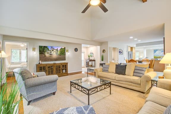 Spacious, dog-friendly home with screened porch, next to the beach path