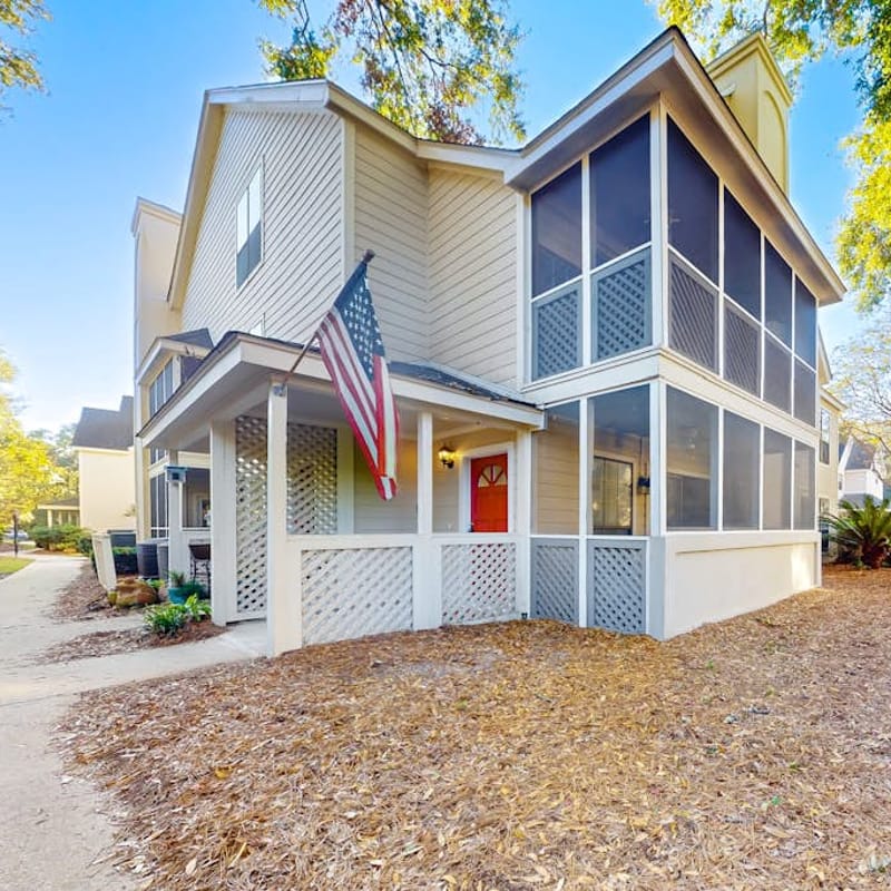 Stylish dog friendly, ground-floor getaway with pool, washer/dryer, & AC